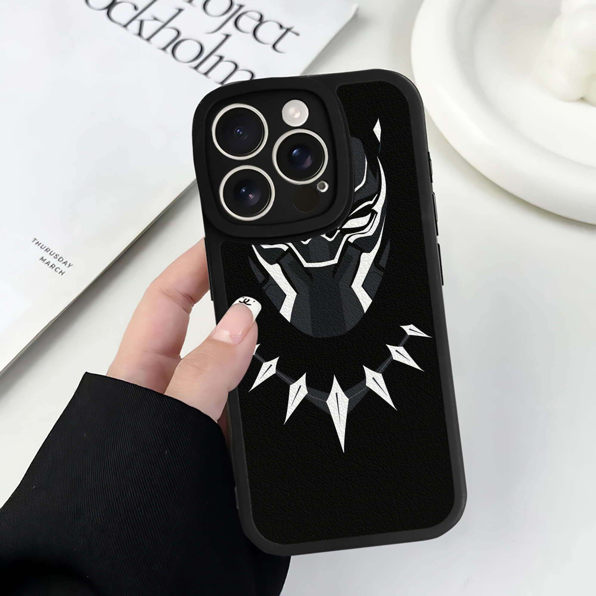 （画像用） アベンジャーズ The Avengers 【iPhone 16シリーズ対応】シリコンスマホケース（レザー調） 材質：シリコン